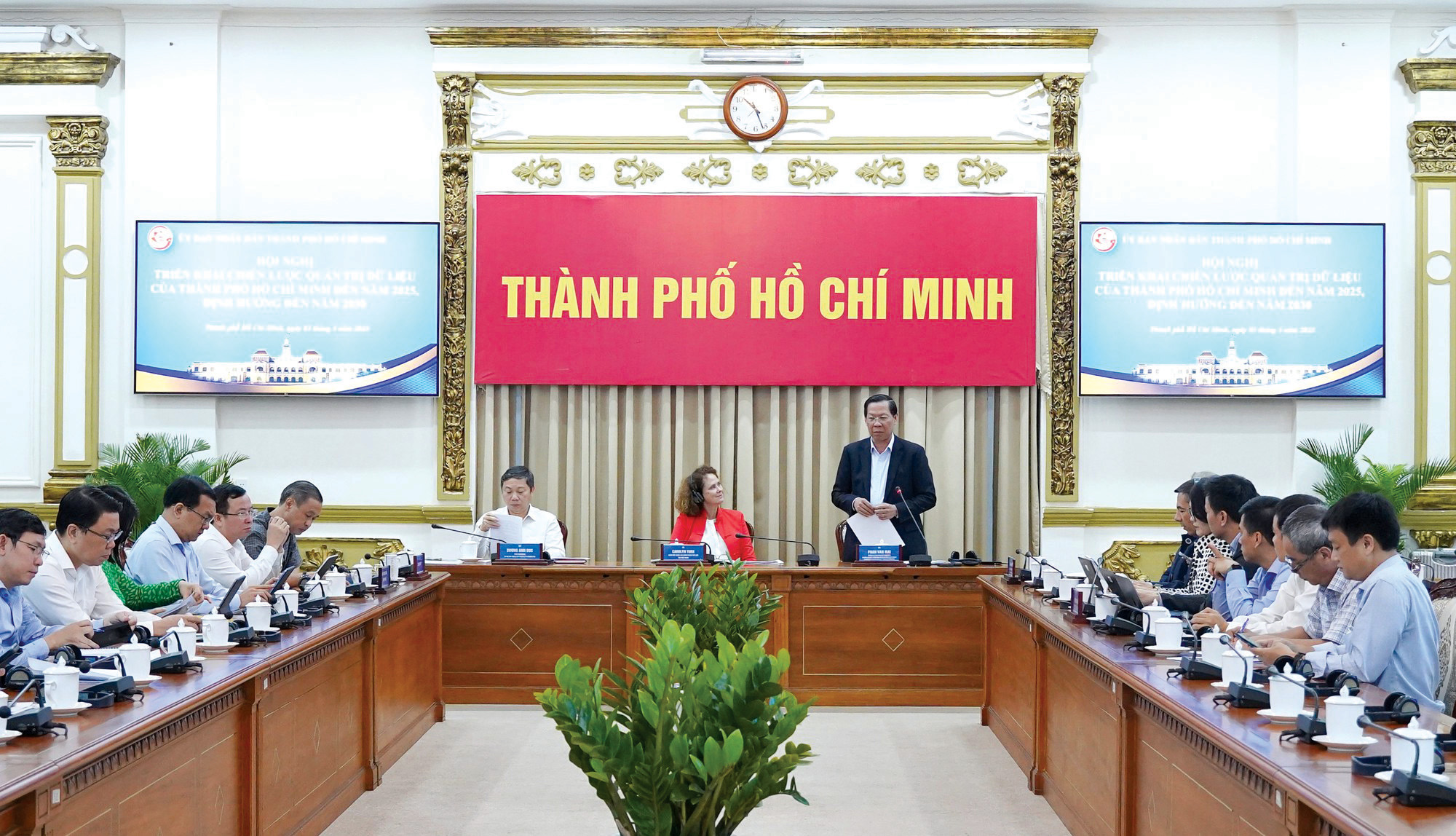 Đồng chí Phan Văn Mãi - Chủ tịch UBND TP. Hồ Chí Minh (đứng) chủ trì Hội nghị Chuyển đổi số TP. Hồ Chí Minh.
